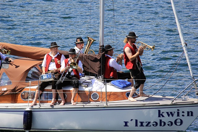 已成惯例，阿根廷足协主席赛前晒与梅西、德保罗合照